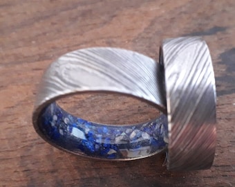 Gift for mens, His and hers jewelry, His and hers Damascus wedding band, Lapis lazuli raw stone, Couples rings set, Ring pair Damascus steel
