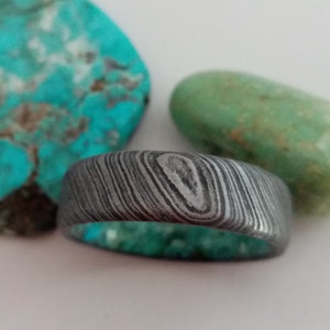 Damascus ring, Handmade gifts, Personalizad jewelry, Turquoise stone, Turquise ring, Beveled edges band, Damascus steel ring, Wedding ring
