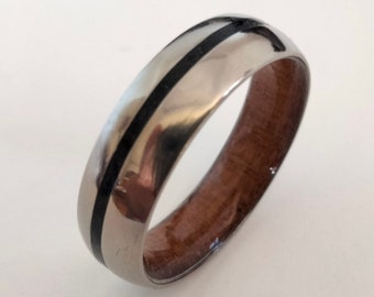 It is a unisex Titanium band inside Walnut wood, on the outside a line of Black Tourmaline stone 1 mm wide, ideal gift for 8th anniversary