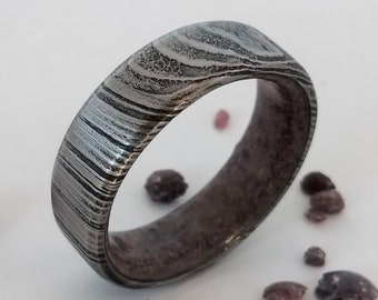 Handmade Damascus Steel Men's Wedding Band: Garnet Stone Inlay