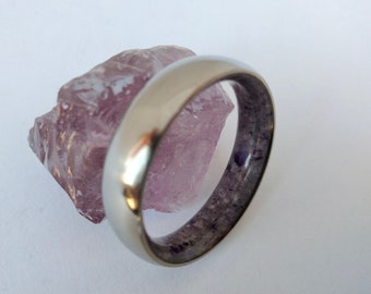 Amethyst Raw Stone Titanium Wedding Band: Glossy Boho Ring