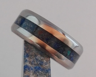 Male rings, Titanium wedding band, Gift for boyfriend, Hipoallergenic band mens, Womens rings,  Lapis lazuli raw stone, Beveled edges band