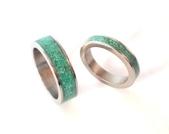 Couple wedding bands, Turquoise raw stone, Matching wedding band his and hers, Green rings, Wedding rings, Titanium bands, 4mm, 7mm, Unisex