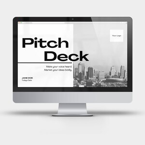 以下が含まれることがあります： 「Pitch Deck」という太字のテキストと、「Make your voice heard. Market your ideas boldly」という小さなテキスト、そして都市の背景を持つ白黒のピッチデッキテンプレートを表示するコンピューター画面。 「JANE DOE」と「Today's Date」のテキストも見えます。