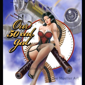 Pode incluir: Ilustração em estilo vintage com uma mulher em espartilho vermelho e preto, meias e saltos, com um bombardeiro ao fundo. O texto "Our 50 cal gal" é exibido em letras douradas. A imagem inclui metralhadoras e munição.