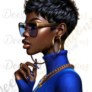 Puede incluir: Una mujer con el pelo negro corto lleva un jersey azul de cuello alto, pendientes de aro dorados, un collar de cadena dorada y gafas de sol de color azul. Sus uñas están pintadas de azul oscuro.