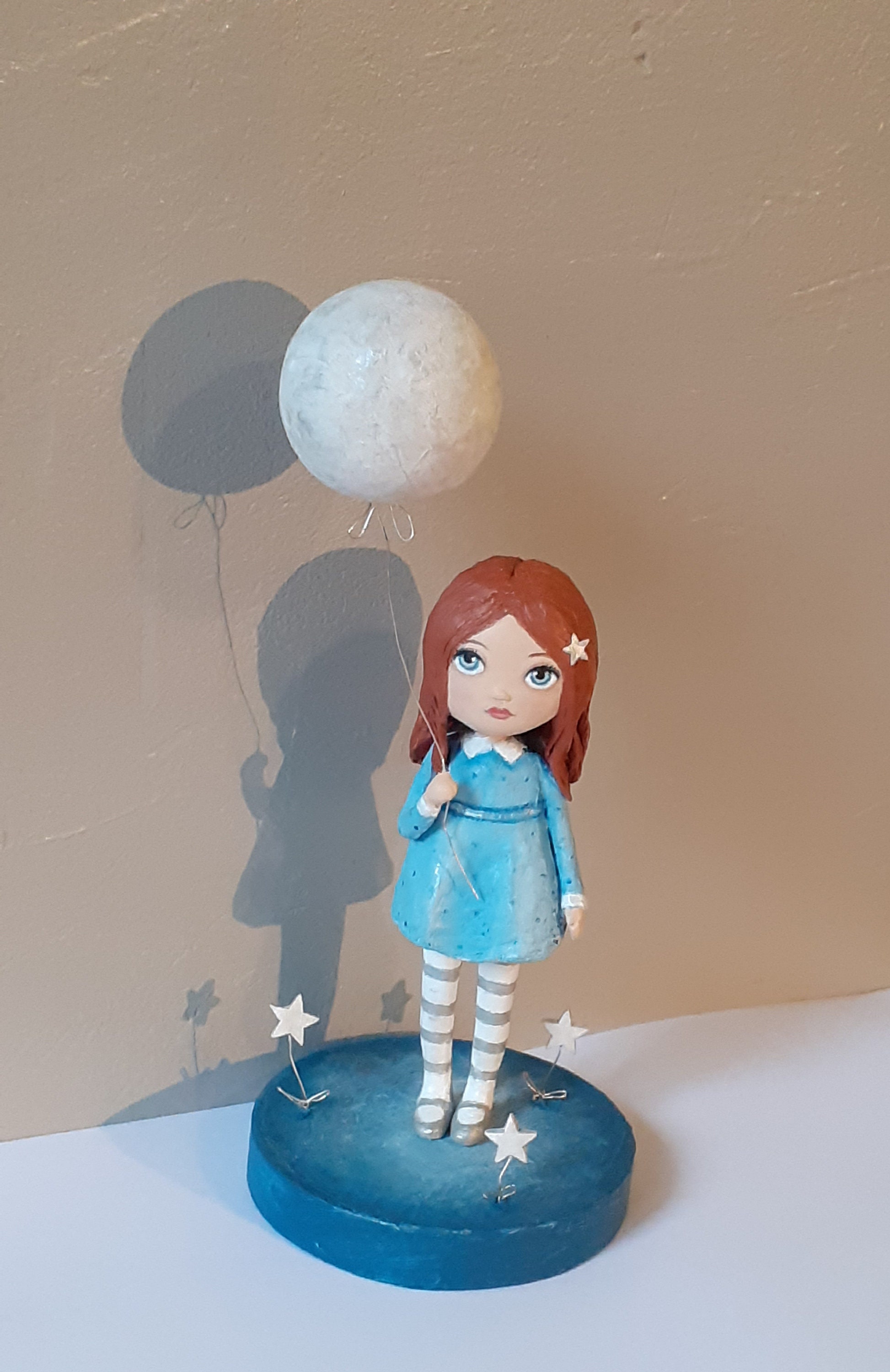 Sculpture Petite Fille en Bleu et Son Ballon Lune