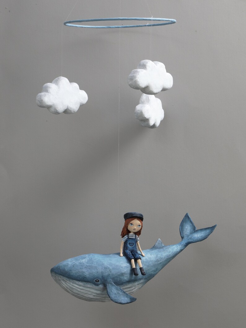 Mobile Petite fille sur sa baleine dans les nuages image 1