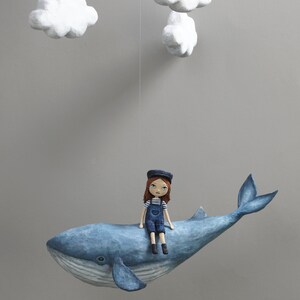 Mobile Petite fille sur sa baleine dans les nuages image 2