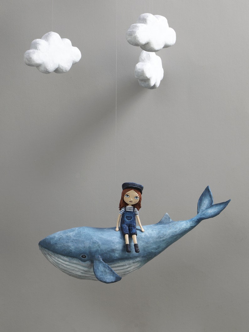 Mobile Petite fille sur sa baleine dans les nuages image 2