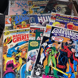 Può includere: Una pila di fumetti vintage con personaggi Marvel come Silver Surfer, l'Incredibile Hulk e i Guardiani della Galassia. I fumetti sono di vari colori, tra cui rosso, blu, verde e giallo. I fumetti sono in buone condizioni e sono stati ben conservati.