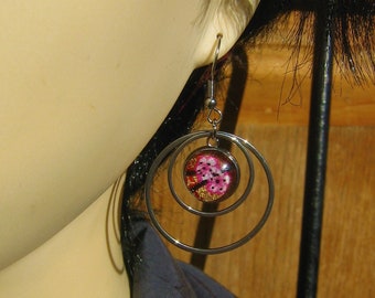 Boucles d'oreilles "cosmos", en acier inoxidable et cabochon en verre, tissu rose japonais sakura,fleur de cerisier, asiatique, or, dorure