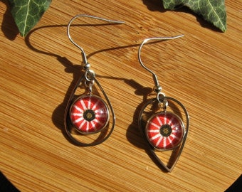 Boucles d'oreilles "gouttes" , en acier,cabochon en verre, tissu rouge