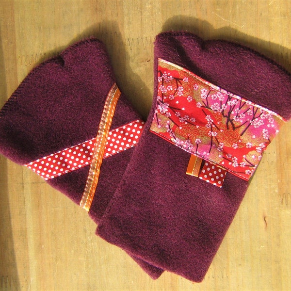 Mitaines en polaire , violet et tissu rouge,coton japonais, sakura, fleurs de cerisiers,asiatique, or, dorure