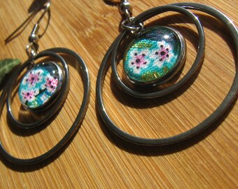 Boucles d'oreilles "cosmos", en acier inoxidable et cabochon en verre, tissu bleu japonais sakura,fleur de cerisier, asiatique, or, dorure