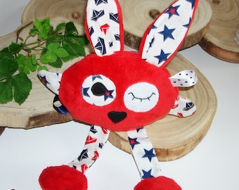 doudou peluche lapin, en tissu motifs étoiles et petits bateaux, polaire de couleur rouge. Cadeau de naissance, fait main