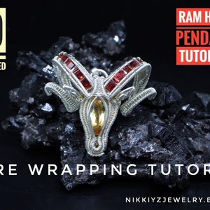 Peut inclure: Un pendentif tête de bélier en fil de fer 3D avec des pierres précieuses rouges et jaunes. Le pendentif est sur un fond noir avec des rochers noirs. Le texte "RAM HEAD PENDANT TUTORIAL" est dans le coin supérieur droit de l'image. Le texte "WIRE WRAPPING TUTORIAL" est en bas de l'image. Le texte "NIKKIYZJEWELRY.ETSY.COM" est en bas à droite de l'image.