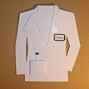Carte de remerciement à un docteur personnalisable en forme de blouse vêtement pour médecin