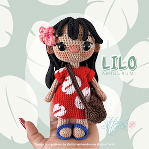 Puede incluir: Muñeca amigurumi de ganchillo de Lilo de la película Lilo & Stitch. La muñeca lleva un vestido rojo y blanco con un bolso marrón. La muñeca tiene el pelo negro y los ojos marrones. La muñeca sostiene una flor rosa.