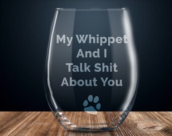 Könnte beinhalten: Klares Weinglas aus Glas mit dem Text "My Whippet And I Talk Shit About You" und einem Pfotenabdruck.
