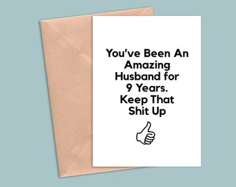 Puede incluir: Una tarjeta blanca con texto negro que dice "You've Been An Amazing Husband for 9 Years. Keep That Shit Up" con un icono de pulgar hacia arriba.