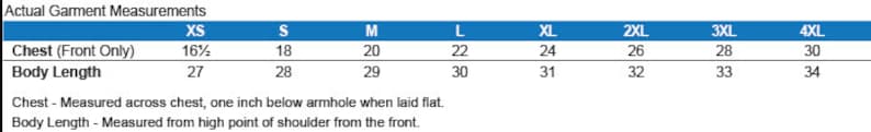 Puede incluir: Un gr&aacute;fico que muestra las medidas de la prenda en pulgadas para diferentes tallas, desde XS hasta 4XL. El gr&aacute;fico incluye las medidas del pecho (solo la parte delantera) y la longitud del cuerpo.
