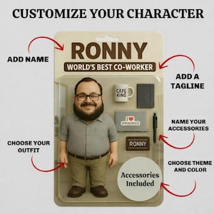 Op de afbeelding: Een aanpasbare Ronny actiefiguur, verpakt in een blisterverpakking. De figuur draagt een grijs overhemd en een kaki broek. Accessoires zijn een koffiemok, notitieboek, laptop, pen en een naamplaatje. De tekst luidt "Pas je karakter aan."