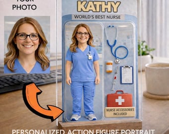 Puede incluir: Retrato de figura de acción personalizada de una enfermera llamada Kathy, con el texto "World's Best Nurse". La figura lleva un uniforme azul, con un estetoscopio, un frasco de medicina, una jeringa y un botiquín rojo. Incluye un soporte de madera.