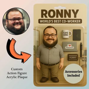 Pu&ograve; includere: Action figure personalizzata di un uomo con occhiali, camicia grigia e pantaloni kaki. La confezione recita "RONNY WORLD'S BEST CO-WORKER". Gli accessori includono una tazza da caff&egrave;, un laptop, un tablet, una penna e una targhetta. &Egrave; inclusa anche una placca in acrilico.