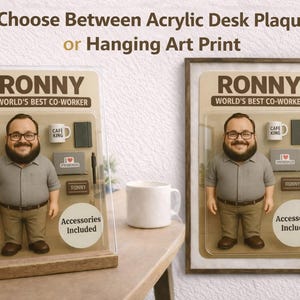 Pu&ograve; includere: L'immagine mostra due opzioni: una targa da scrivania in acrilico e una stampa artistica incorniciata. Entrambe presentano una statuina di un uomo con occhiali e barba, con l'etichetta "RONNY, WORLD'S BEST CO-WORKER". Gli accessori includono una tazza, un taccuino, un laptop e una penna.