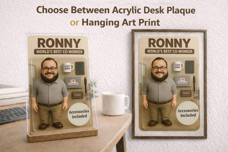 Pu&ograve; includere: L'immagine mostra due opzioni: una targa da scrivania in acrilico e una stampa artistica incorniciata. Entrambe presentano una statuina di un uomo con occhiali e barba, con l'etichetta "RONNY, WORLD'S BEST CO-WORKER". Gli accessori includono una tazza, un taccuino, un laptop e una penna.