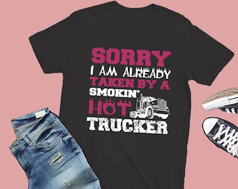Camiseta de Esposa de Camionero Orgullosa: Camiseta de algodón "Tomada por un Camionero Guapo"