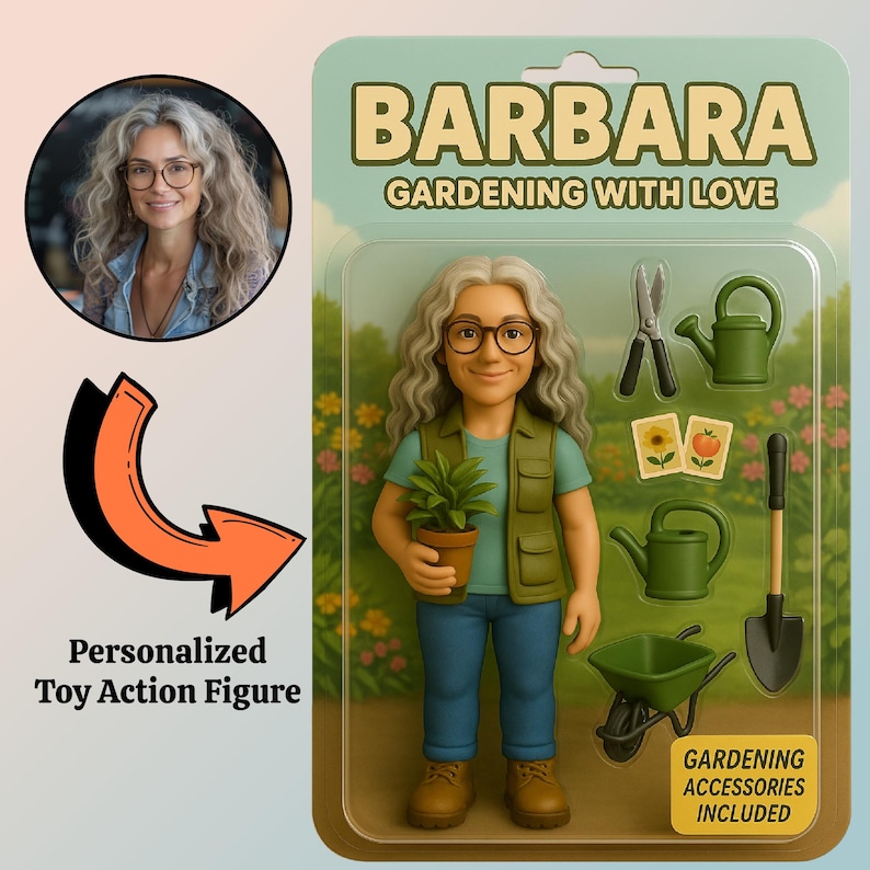 Pu&ograve; includere: Action figure personalizzata di Barbara, con accessori da giardinaggio. La confezione recita "BARBARA GARDENING WITH LOVE". La figura indossa occhiali, un gilet verde e jeans blu e tiene in mano una pianta in vaso.