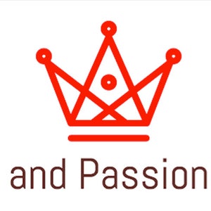 Puede incluir: Una corona roja con un dise&ntilde;o geom&eacute;trico y una l&iacute;nea horizontal debajo. El texto "Pride and Passion Shop" est&aacute; debajo de la corona.