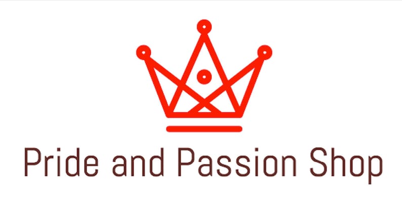 Puede incluir: Una corona roja con un dise&ntilde;o geom&eacute;trico y una l&iacute;nea horizontal debajo. El texto "Pride and Passion Shop" est&aacute; debajo de la corona.