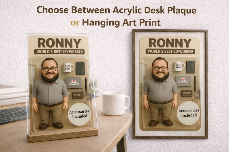 Op de afbeelding: De afbeelding toont twee opties: een acryl bureauplaat en een ingelijste kunstdruk. Beide tonen een beeldje van een man met een bril en baard, met het label "RONNY, WORLD'S BEST CO-WORKER". Accessoires zijn een mok, notitieboek, laptop en pen.