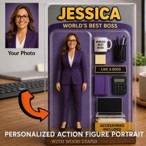 Puede incluir: Una figura de acción personalizada en una vitrina de plástico transparente que incluye una figura con traje morado, una taza con la inscripción World's Best Boss, un portalápices, una nota adhesiva amarilla, un cuaderno morado, una calculadora y un portátil.