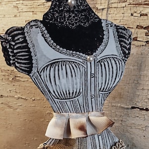 Colgante victoriano con figura de papel... busto, mujer maniquí, excepcionalmente bella. 18 cm de largo