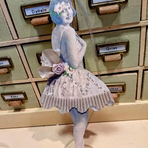 Bailarina. Hermosa nostalgia. Fabricado en cartón resistente. Con tejido de rosas. Bella Época. Brocante. Colgante de regalo. Decoración para muchas ideas