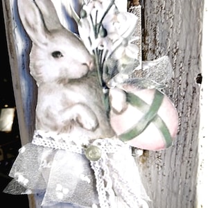 Conejo, nostálgico, hecho a mano, de cartón resistente, shabby, vintage, decorado con cariño, con encaje antiguo y botón antiguo, para decoración de Pascua.