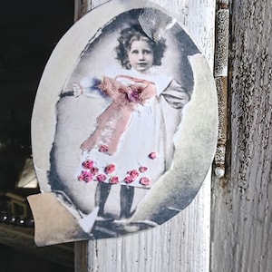 Colgante de Pascua, vintage, colgante decorativo hecho a mano en cartón resistente. Un huevo, con niño. Hermosa nostalgia. longitud unos 15 cm