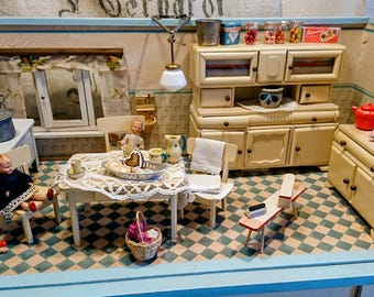 Antique dollhouse. Art Deco. 1930s. With ancient dolls, made of mass. Antique interior. Very good condition. Vintage, to love.