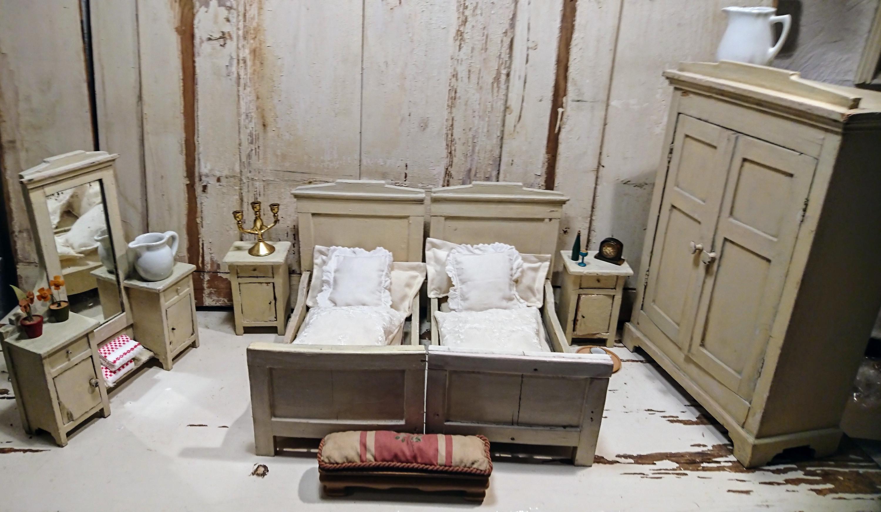 Ancienne Chambre De Poupée Vintage - Lit, Armoire Et Linge De Lit - État Très Propre