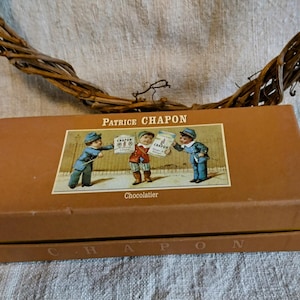 Antieke chocoladedoos, gemaakt van karton. Van Patrick Chapon, nostalgie uit Frankrijk. Jaren 70. Zeldzaam en zeer mooi. Prachtige decoratie.