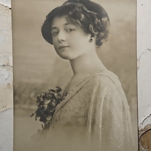 Carte postale ancienne, de 1911. Belle Epoque. Portrait de femme. belle femme. Brocante, vintage, art déco