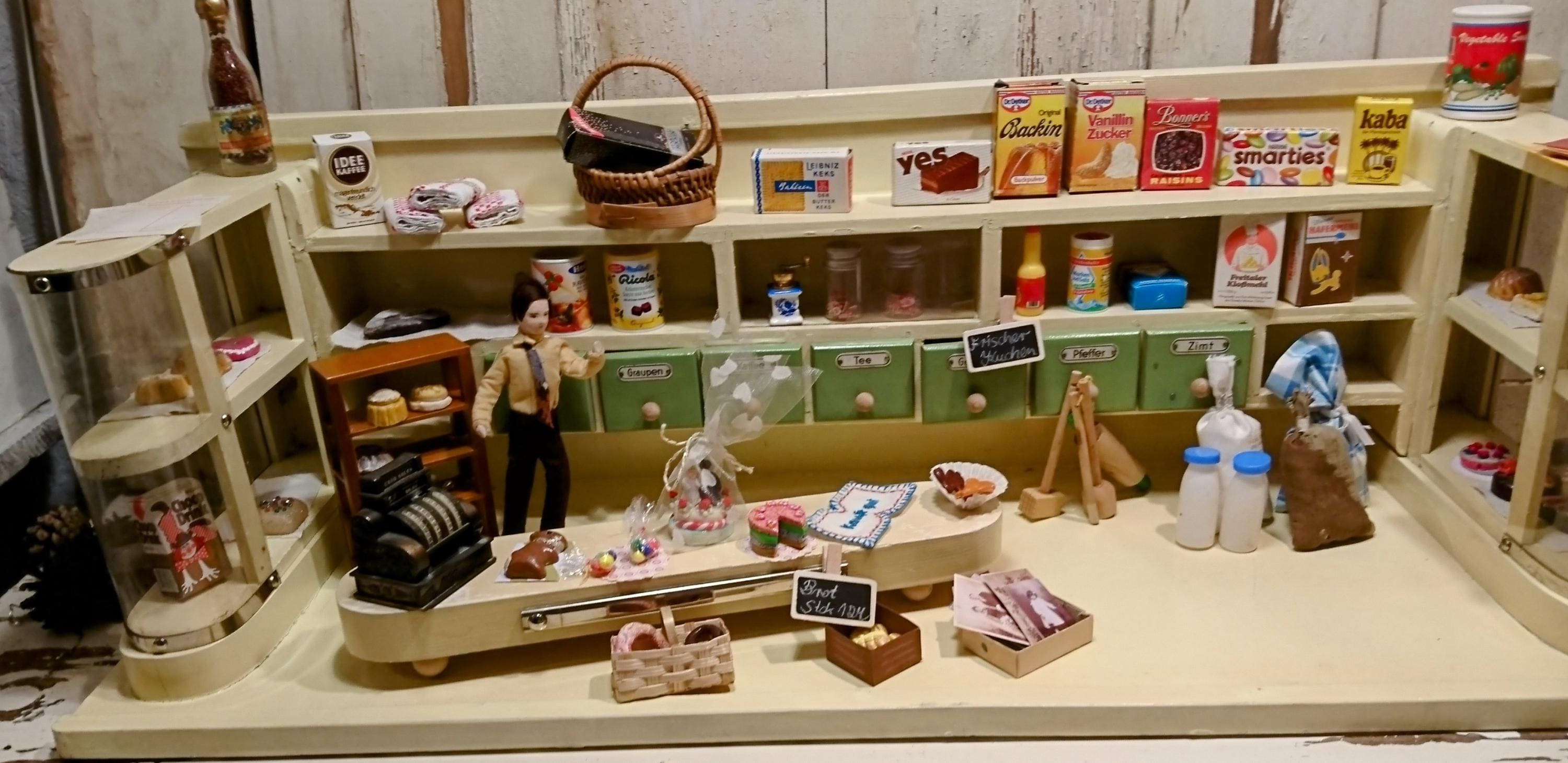 Antique grocery store. From the 1950s. A delightful corner shop. With old accessories. With Erna Meyer doll. Vintage, to love.