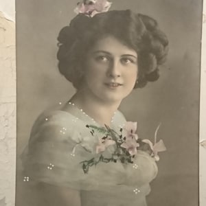 Ancienne carte postale de 1911. Belle Epoque. Portrait de femme. belle femme. Brocante, vintage, art déco