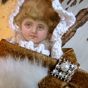 Figura victoriana de algodón. Colgante. Niño invierno. Hecho a mano y extraordinariamente hermoso.Hecho con material en parte antiguo.Brocante, vintage