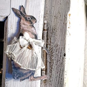 Conejo, nostálgico, hecho a mano, de cartón resistente, shabby, vintage, decorado con cariño, con encaje antiguo y botones antiguos, para decoración de Pascua.