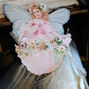 Colgante, mariposa realizada en cartón, hecha a mano con mucho cariño. Con gasa antigua y decoración artesanal de margaritas.